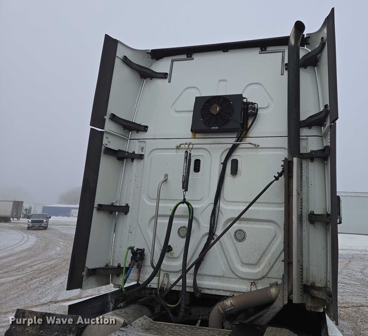 image for item EB1210 2019 Frieghtliner Cascadia semi truck