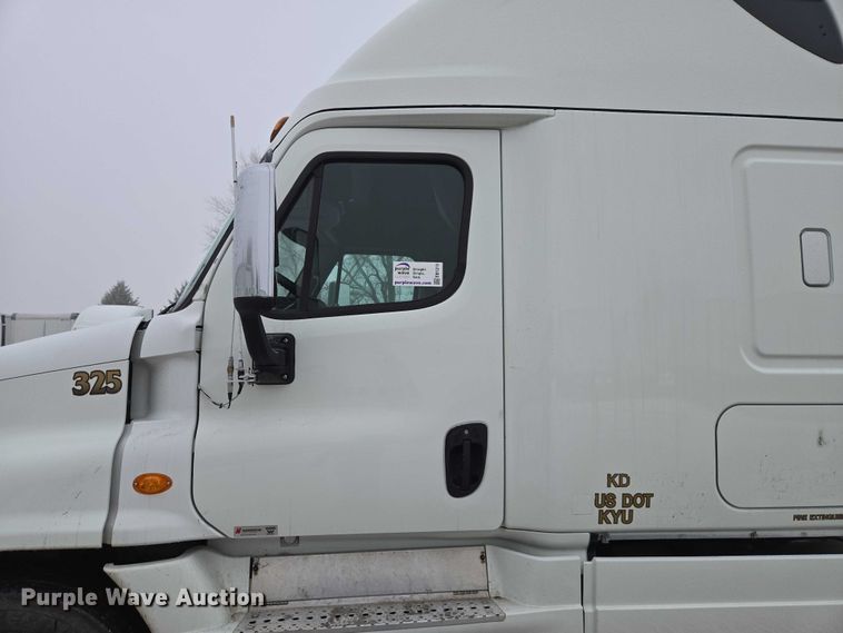 image for item EB1210 2019 Frieghtliner Cascadia semi truck