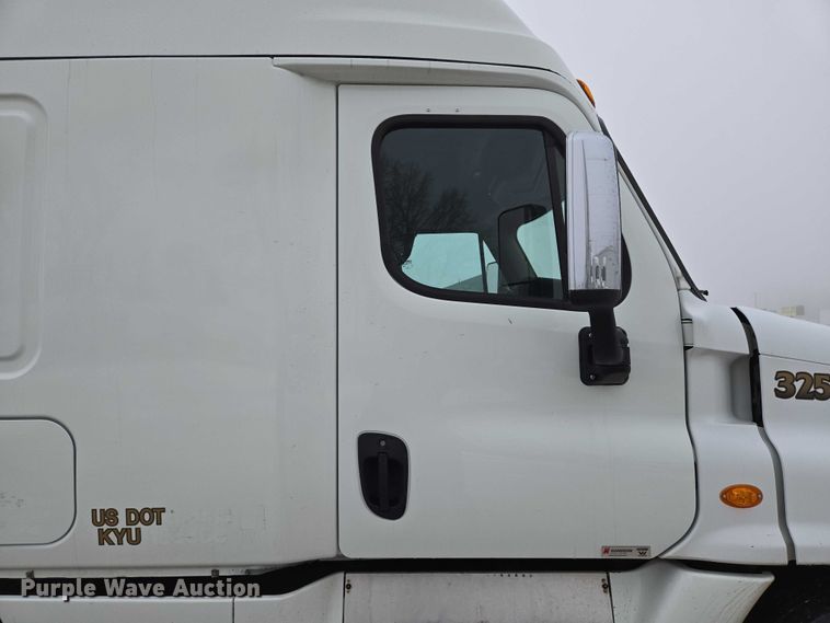 image for item EB1210 2019 Frieghtliner Cascadia semi truck