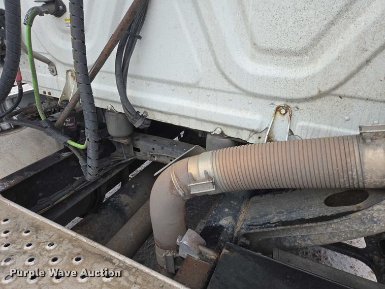 image for item EB1210 2019 Frieghtliner Cascadia semi truck