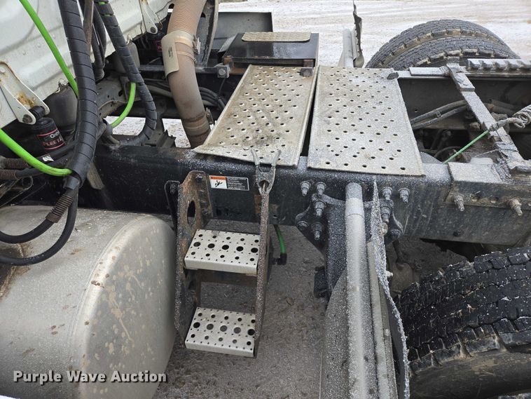 image for item EB1210 2019 Frieghtliner Cascadia semi truck