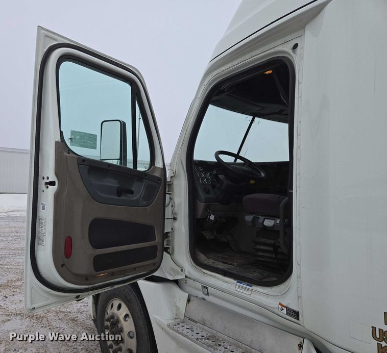 image for item EB1210 2019 Frieghtliner Cascadia semi truck