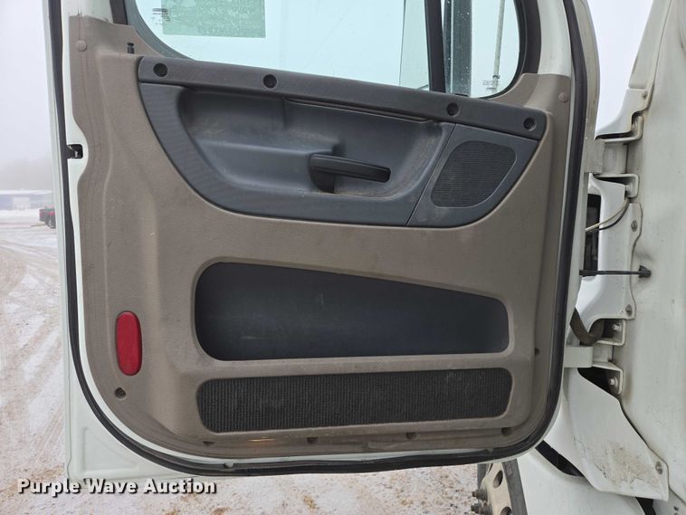 image for item EB1210 2019 Frieghtliner Cascadia semi truck