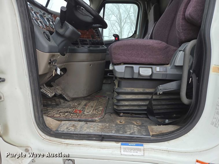 image for item EB1210 2019 Frieghtliner Cascadia semi truck