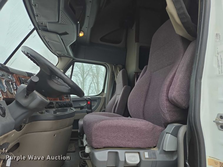 image for item EB1210 2019 Frieghtliner Cascadia semi truck