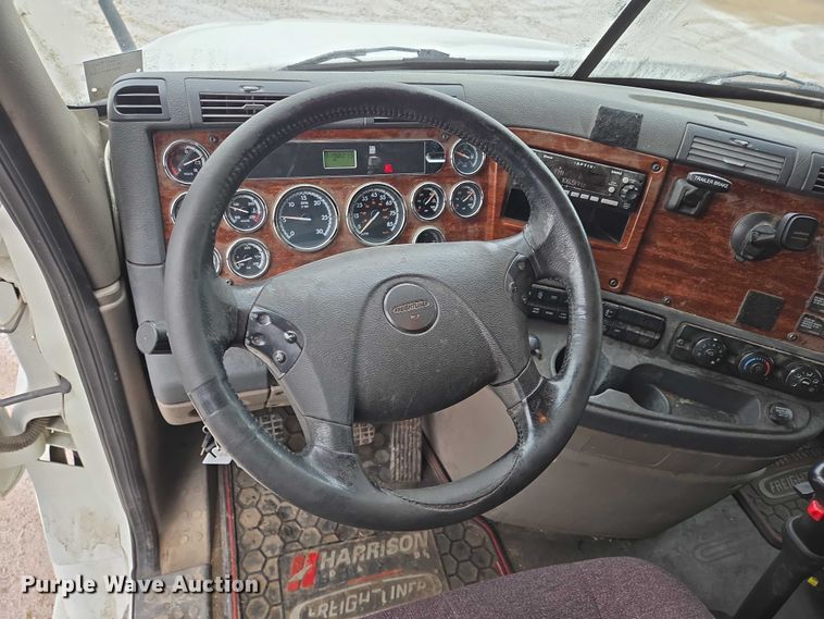 image for item EB1210 2019 Frieghtliner Cascadia semi truck