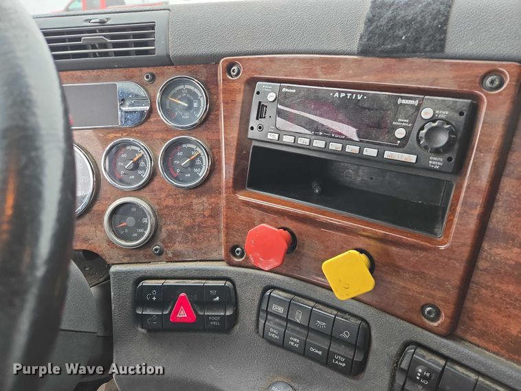 image for item EB1210 2019 Frieghtliner Cascadia semi truck