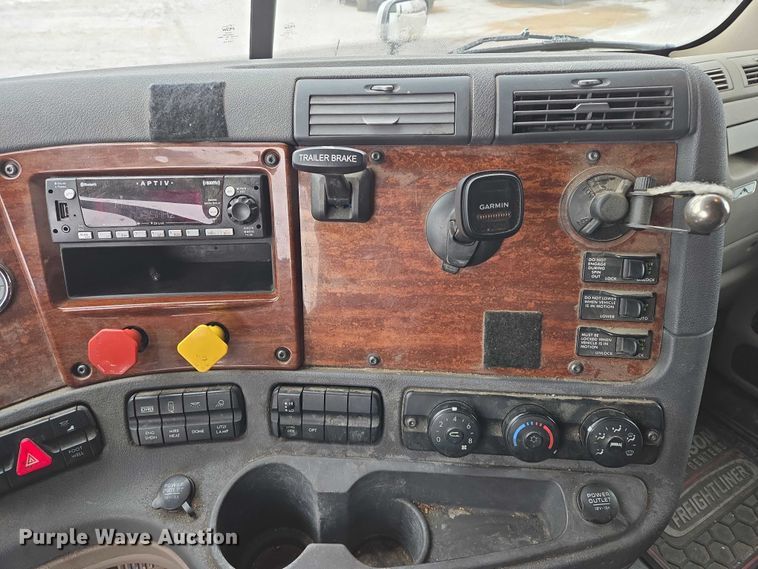 image for item EB1210 2019 Frieghtliner Cascadia semi truck