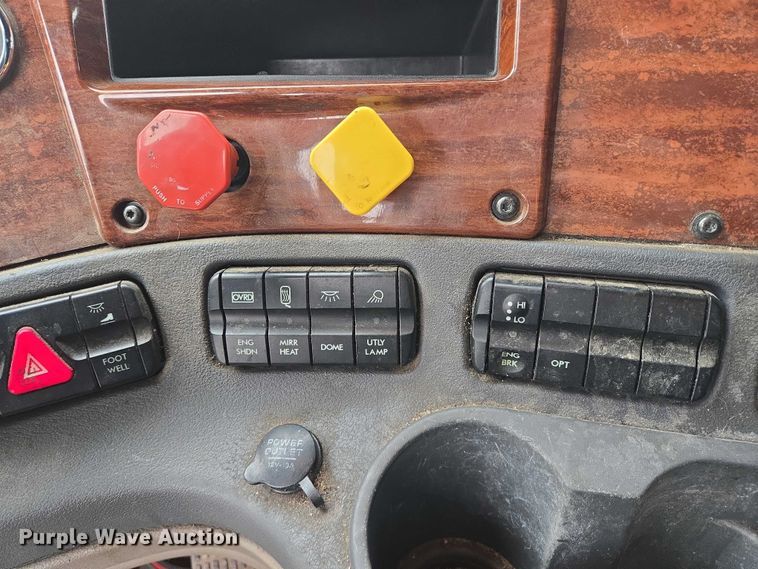 image for item EB1210 2019 Frieghtliner Cascadia semi truck