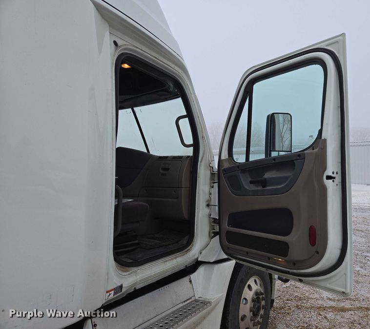 image for item EB1210 2019 Frieghtliner Cascadia semi truck