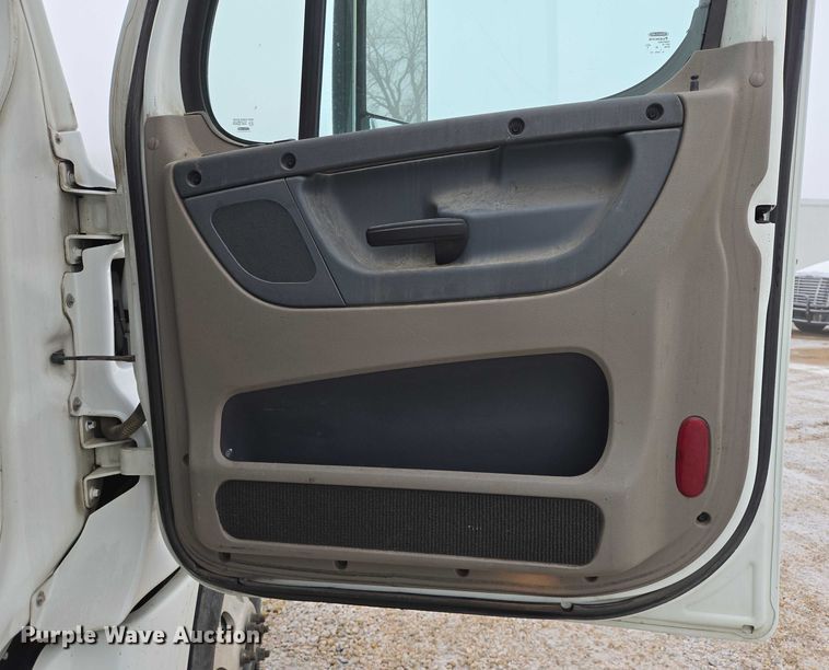 image for item EB1210 2019 Frieghtliner Cascadia semi truck