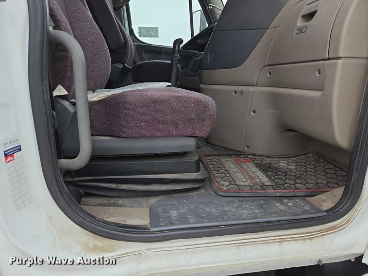 image for item EB1210 2019 Frieghtliner Cascadia semi truck