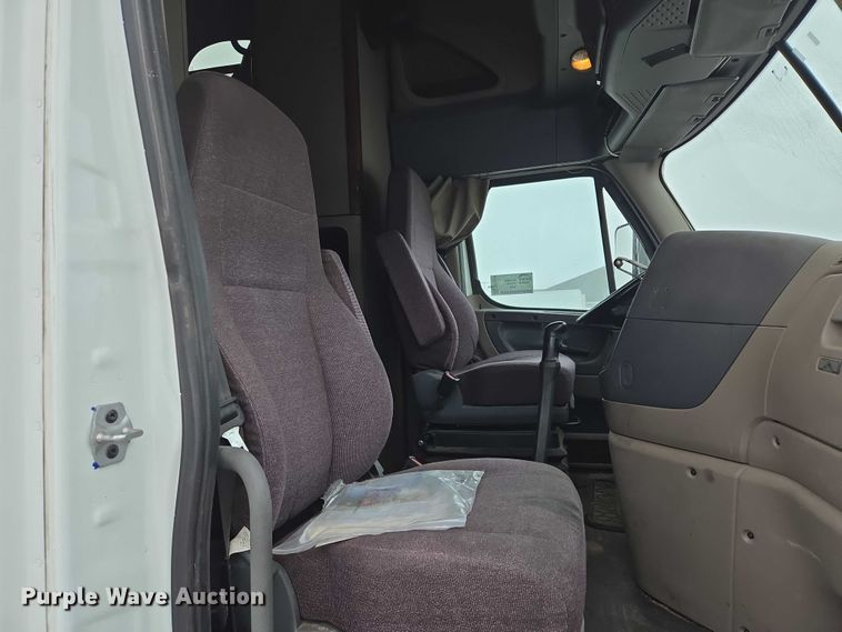 image for item EB1210 2019 Frieghtliner Cascadia semi truck