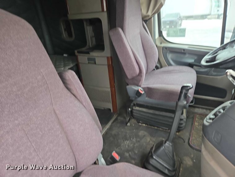 image for item EB1210 2019 Frieghtliner Cascadia semi truck