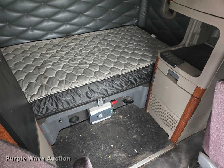 image for item EB1210 2019 Frieghtliner Cascadia semi truck