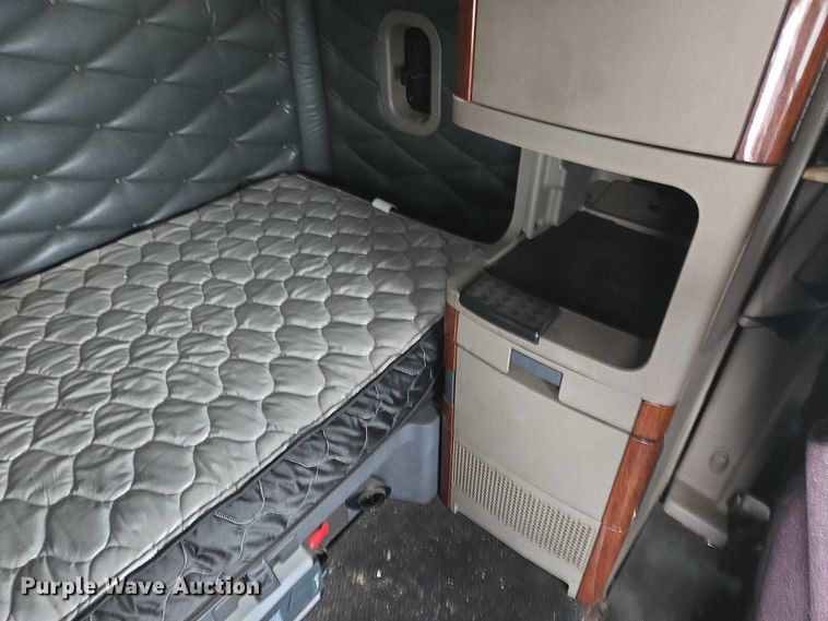 image for item EB1210 2019 Frieghtliner Cascadia semi truck