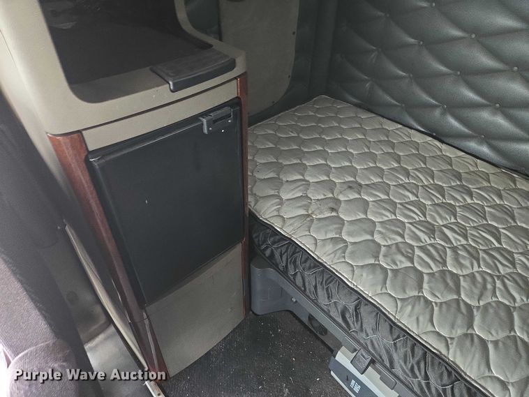 image for item EB1210 2019 Frieghtliner Cascadia semi truck