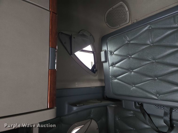 image for item EB1210 2019 Frieghtliner Cascadia semi truck