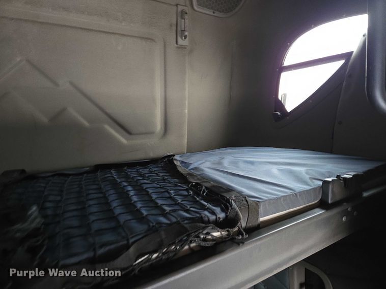 image for item EB1210 2019 Frieghtliner Cascadia semi truck