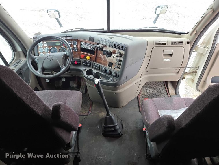 image for item EB1210 2019 Frieghtliner Cascadia semi truck