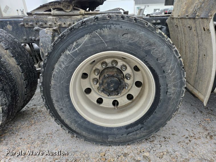 image for item EB1210 2019 Frieghtliner Cascadia semi truck