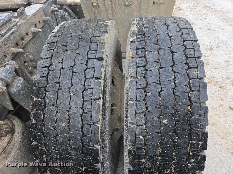 image for item EB1210 2019 Frieghtliner Cascadia semi truck