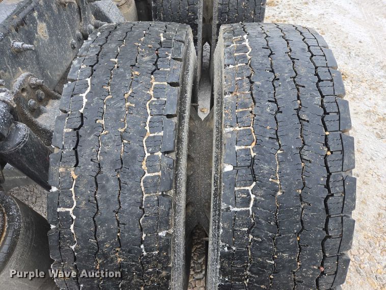 image for item EB1210 2019 Frieghtliner Cascadia semi truck