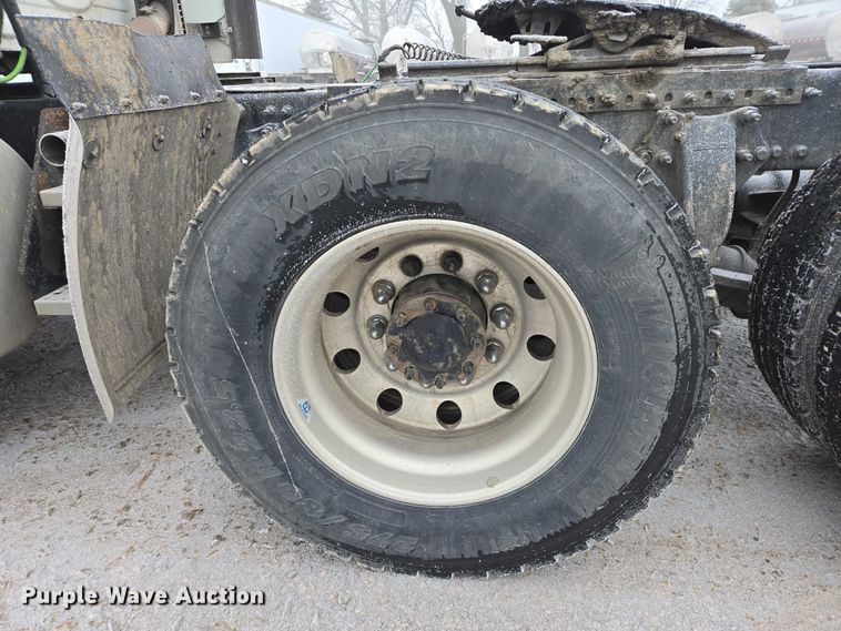 image for item EB1210 2019 Frieghtliner Cascadia semi truck