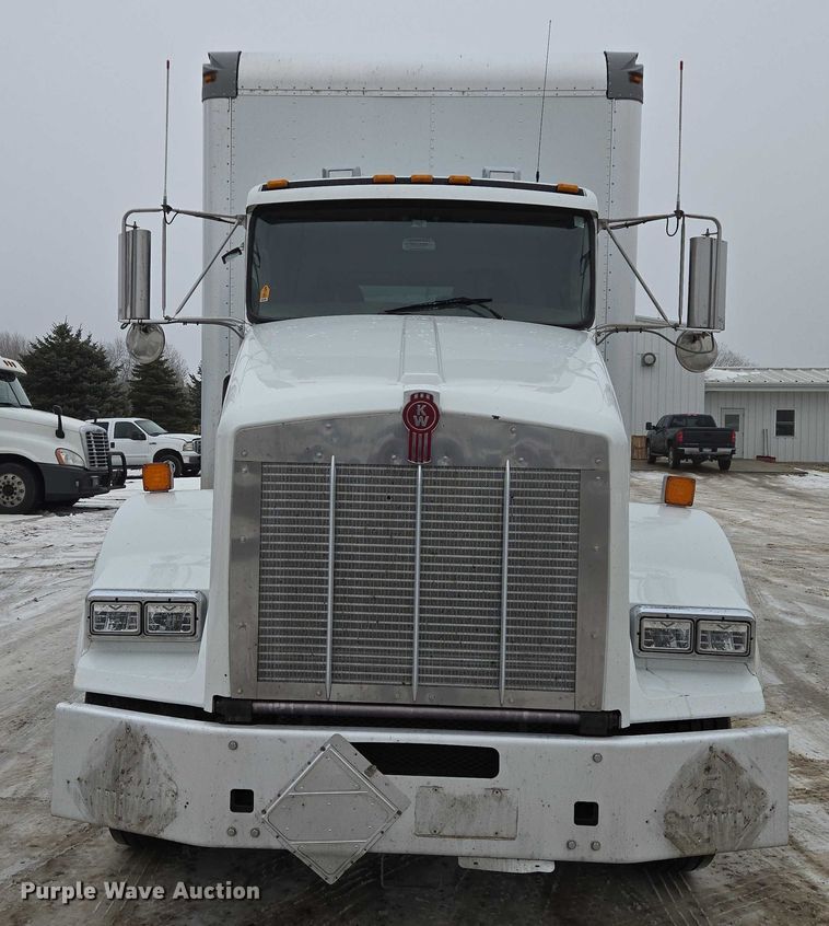 image for item EB1220 2010 Kenworth T800 box truck