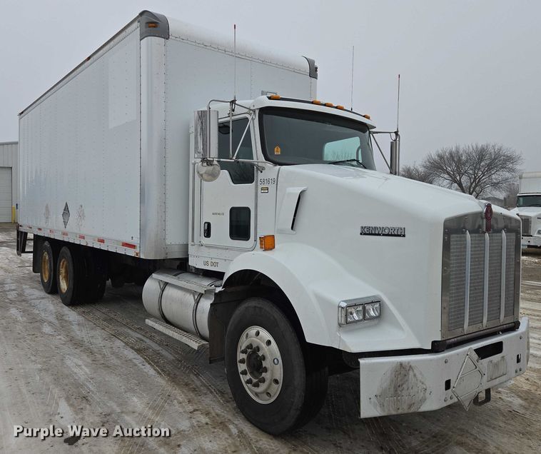 image for item EB1220 2010 Kenworth T800 box truck
