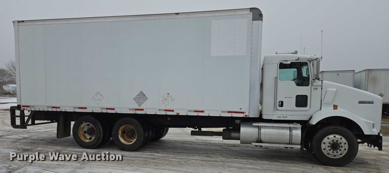 image for item EB1220 2010 Kenworth T800 box truck
