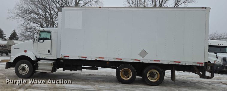 image for item EB1220 2010 Kenworth T800 box truck