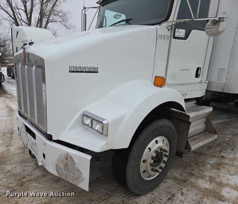 image for item EB1220 2010 Kenworth T800 box truck