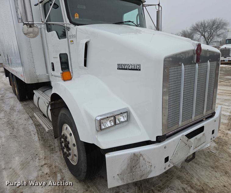 image for item EB1220 2010 Kenworth T800 box truck
