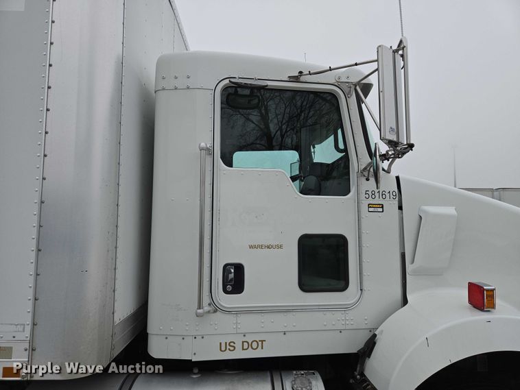 image for item EB1220 2010 Kenworth T800 box truck