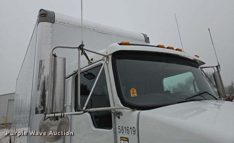 image for item EB1220 2010 Kenworth T800 box truck