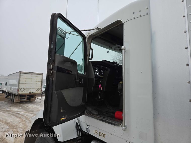 image for item EB1220 2010 Kenworth T800 box truck