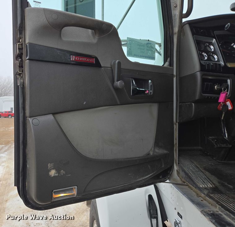 image for item EB1220 2010 Kenworth T800 box truck