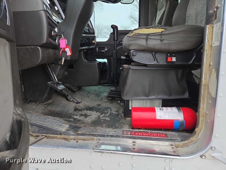 image for item EB1220 2010 Kenworth T800 box truck