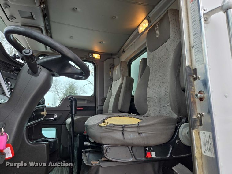 image for item EB1220 2010 Kenworth T800 box truck