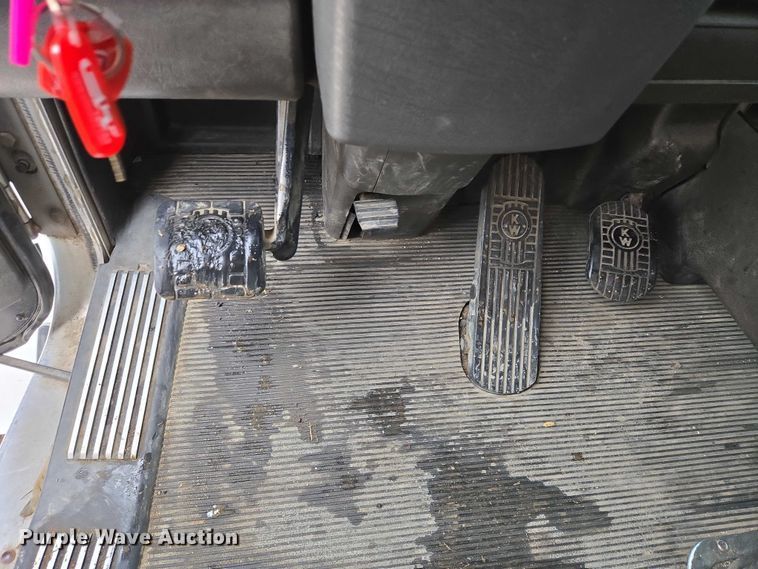 image for item EB1220 2010 Kenworth T800 box truck