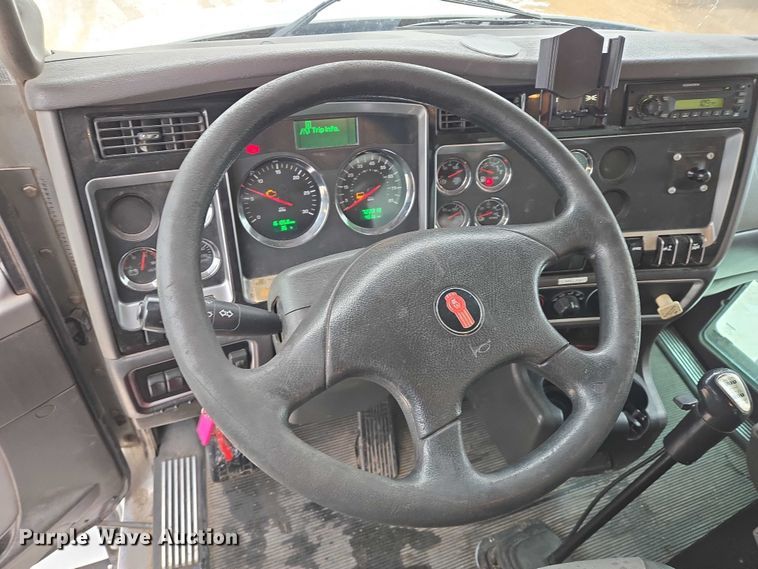 image for item EB1220 2010 Kenworth T800 box truck