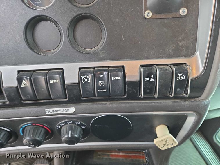 image for item EB1220 2010 Kenworth T800 box truck