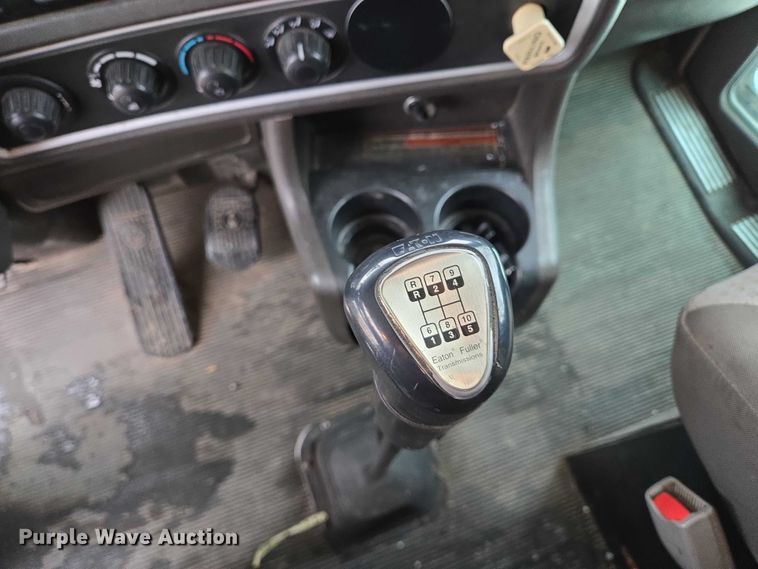 image for item EB1220 2010 Kenworth T800 box truck