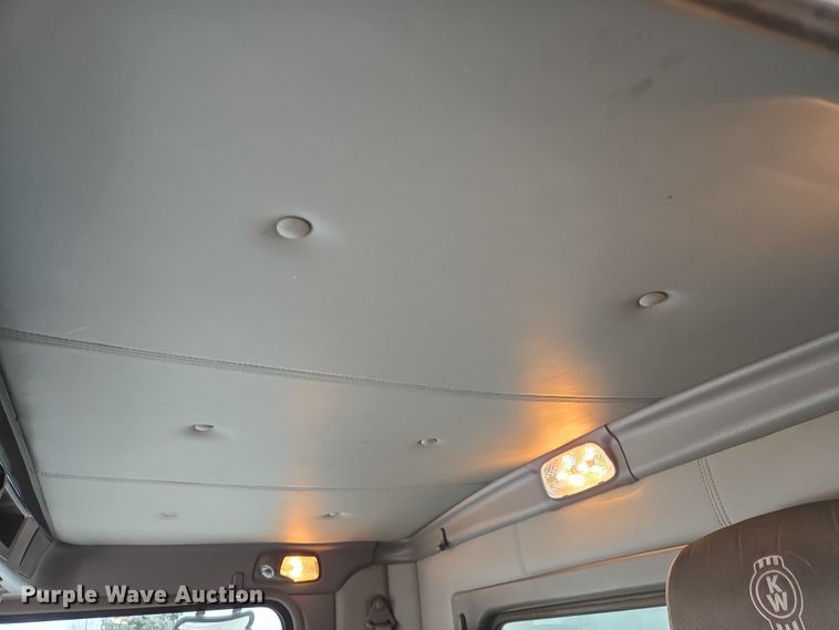 image for item EB1220 2010 Kenworth T800 box truck