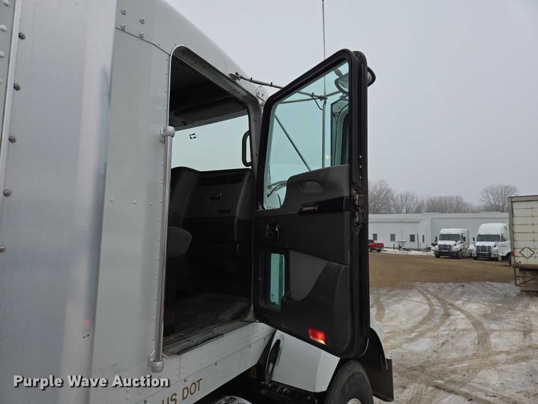 image for item EB1220 2010 Kenworth T800 box truck