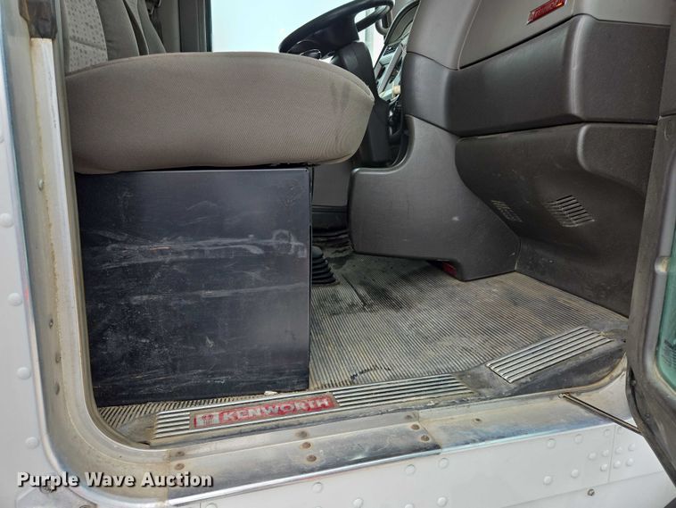 image for item EB1220 2010 Kenworth T800 box truck