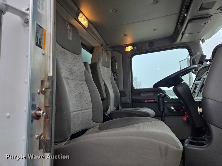 image for item EB1220 2010 Kenworth T800 box truck