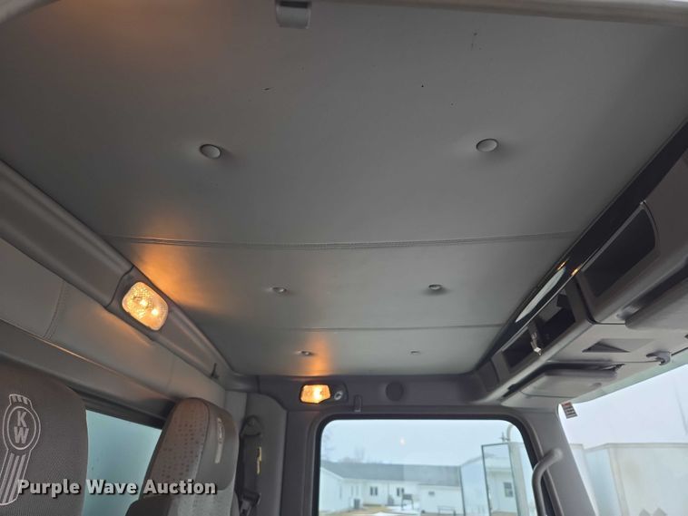 image for item EB1220 2010 Kenworth T800 box truck