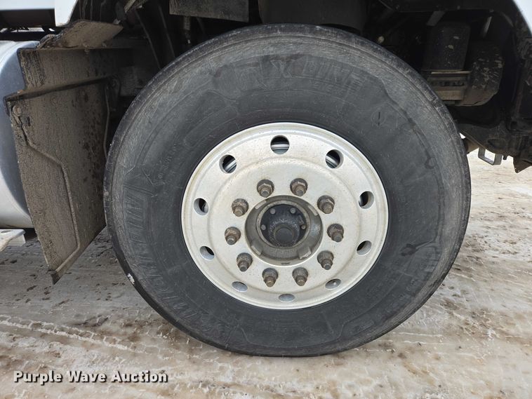 image for item EB1220 2010 Kenworth T800 box truck